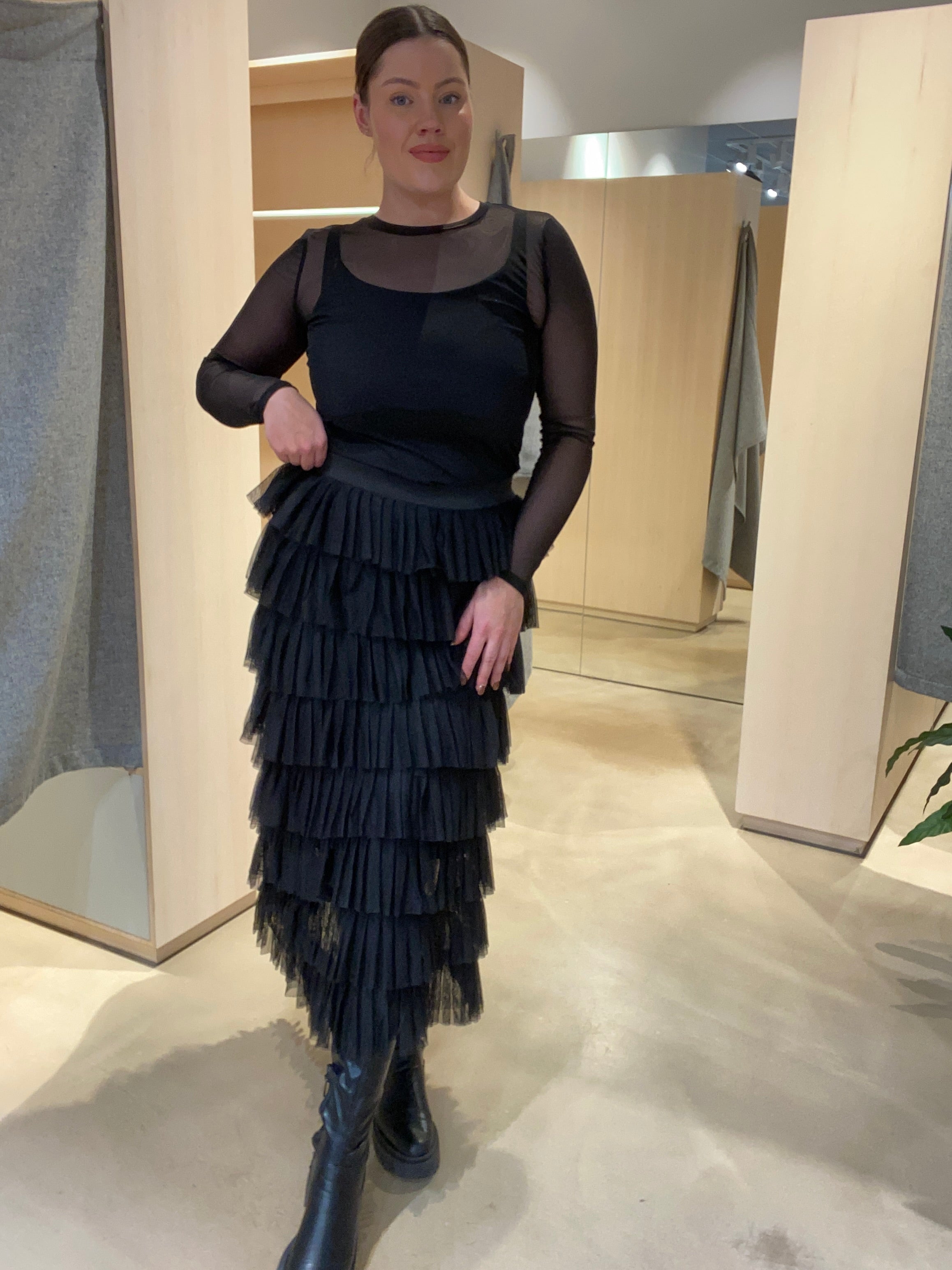 VITRYKA Midi Skirt - Black